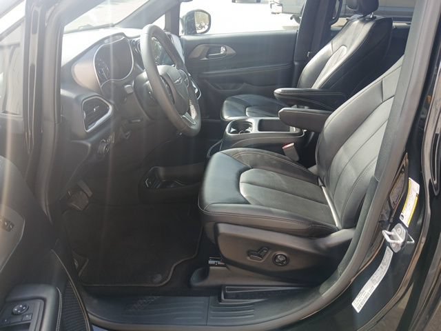 Used 2025 Chrysler Pacifica Select FWD image 30