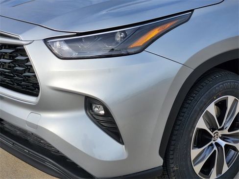 Used 2023 Toyota Highlander XLE image 9