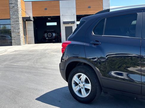 Used 2021 Chevrolet Trax LT w/ LT Convenience Package FWD image 3