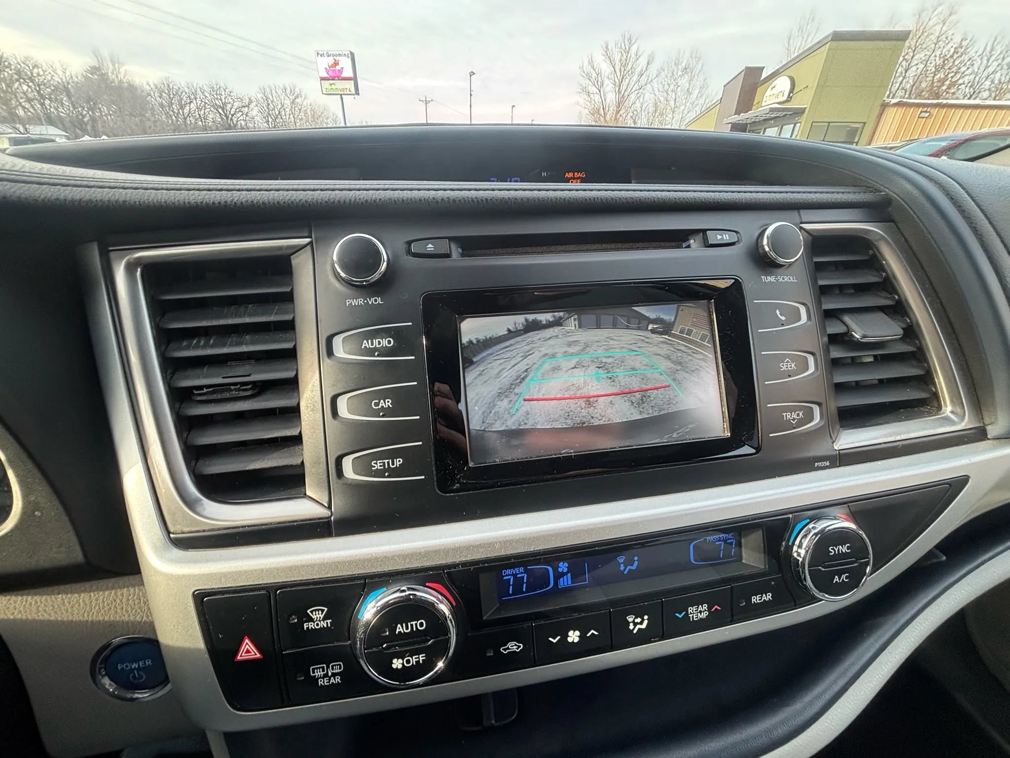 Used 2018 Toyota Highlander LE w/ Carpet Mat Package (TMS) AWD/4WD image 19