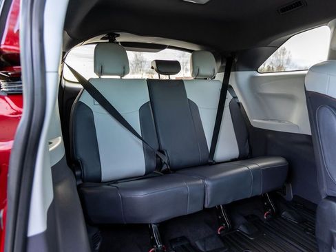 Used 2022 Toyota Sienna XSE FWD image 16