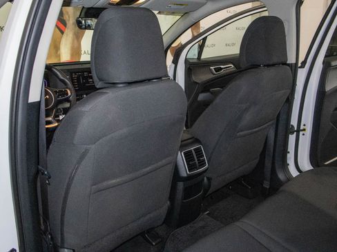 Used 2025 Kia Sportage LX image 9