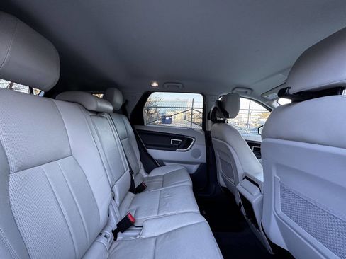 Used 2019 Land Rover Discovery Sport SE image 16