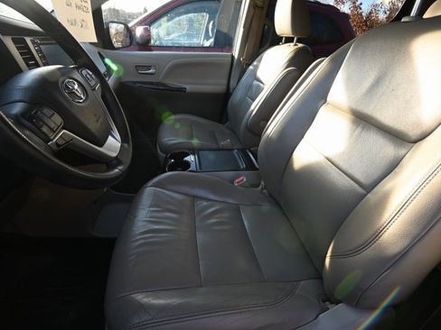 Used 2018 Toyota Sienna XLE Premium image 5