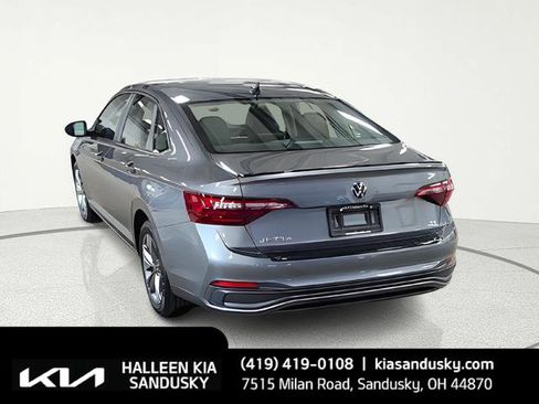 Used 2023 Volkswagen Jetta SE FWD image 4