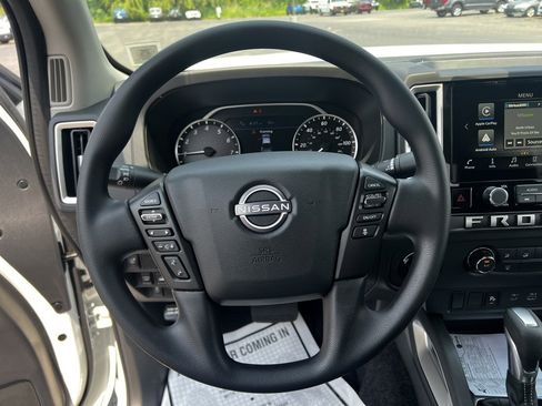 Used 2025 Nissan Frontier SV image 9