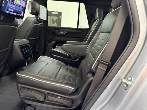 Used 2025 GMC Yukon AT4 Ultimate AWD/4WD image 32