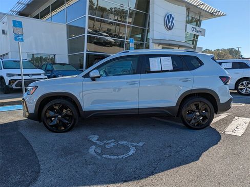 Certified 2025 Volkswagen Taos SE w/ Black Wheel Package image 3