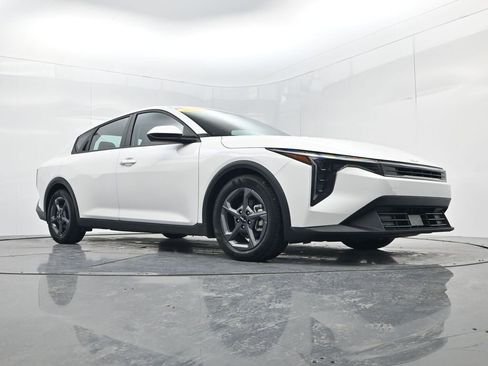 Used 2025 Kia K4 LXS image 45