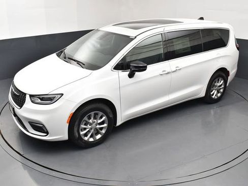 New 2026 Chrysler Pacifica Select AWD/4WD image 15