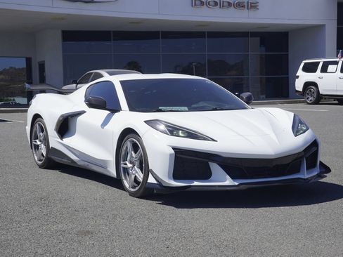 Used 2022 Chevrolet Corvette Stingray Premium Cpe w/ Z51 Performance Package RWD image 2
