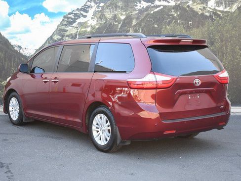 Used 2017 Toyota Sienna XLE Premium FWD image 9