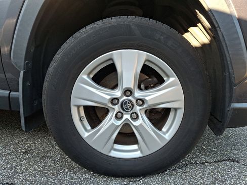 Used 2019 Toyota RAV4 XLE AWD/4WD image 4