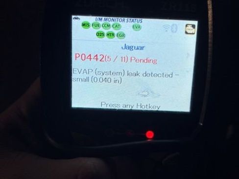 Used 2017 Jaguar F-PACE Premium image 31