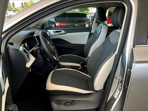 New 2025 Volkswagen Taos SE image 18
