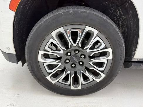 Used 2023 GMC Yukon XL Denali Ultimate image 9