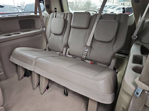 Used 2013 Chrysler Town & Country Touring FWD image 11