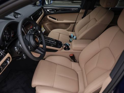 Certified 2025 Porsche Macan AWD/4WD image 17