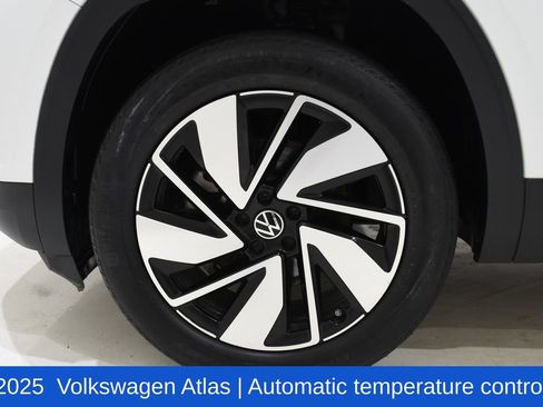 Used 2025 Volkswagen Atlas SE image 6