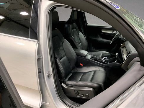 Certified 2023 Volvo XC40 B5 Plus w/ Driver Assist Package AWD/4WD image 29