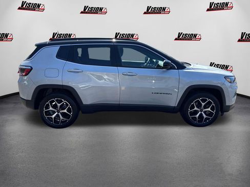 Used 2025 Jeep Compass Limited w/ Sun & Sound Group AWD/4WD image 4