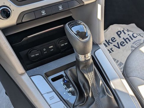 Used 2017 Hyundai Elantra SE image 13