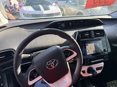 Used 2017 Toyota Prius Four image 6