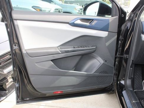 Used 2023 Volkswagen Taos SE w/ Panoramic Sunroof Package image 11