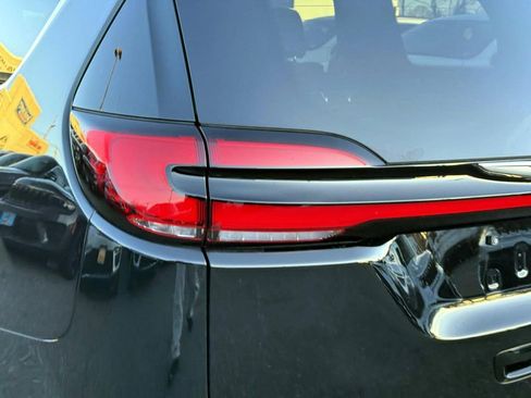 Certified 2025 Chrysler Pacifica Select image 11