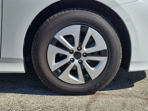 Used 2022 Toyota Prius LE image 5