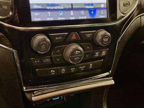 Used 2019 Jeep Grand Cherokee Limited image 24