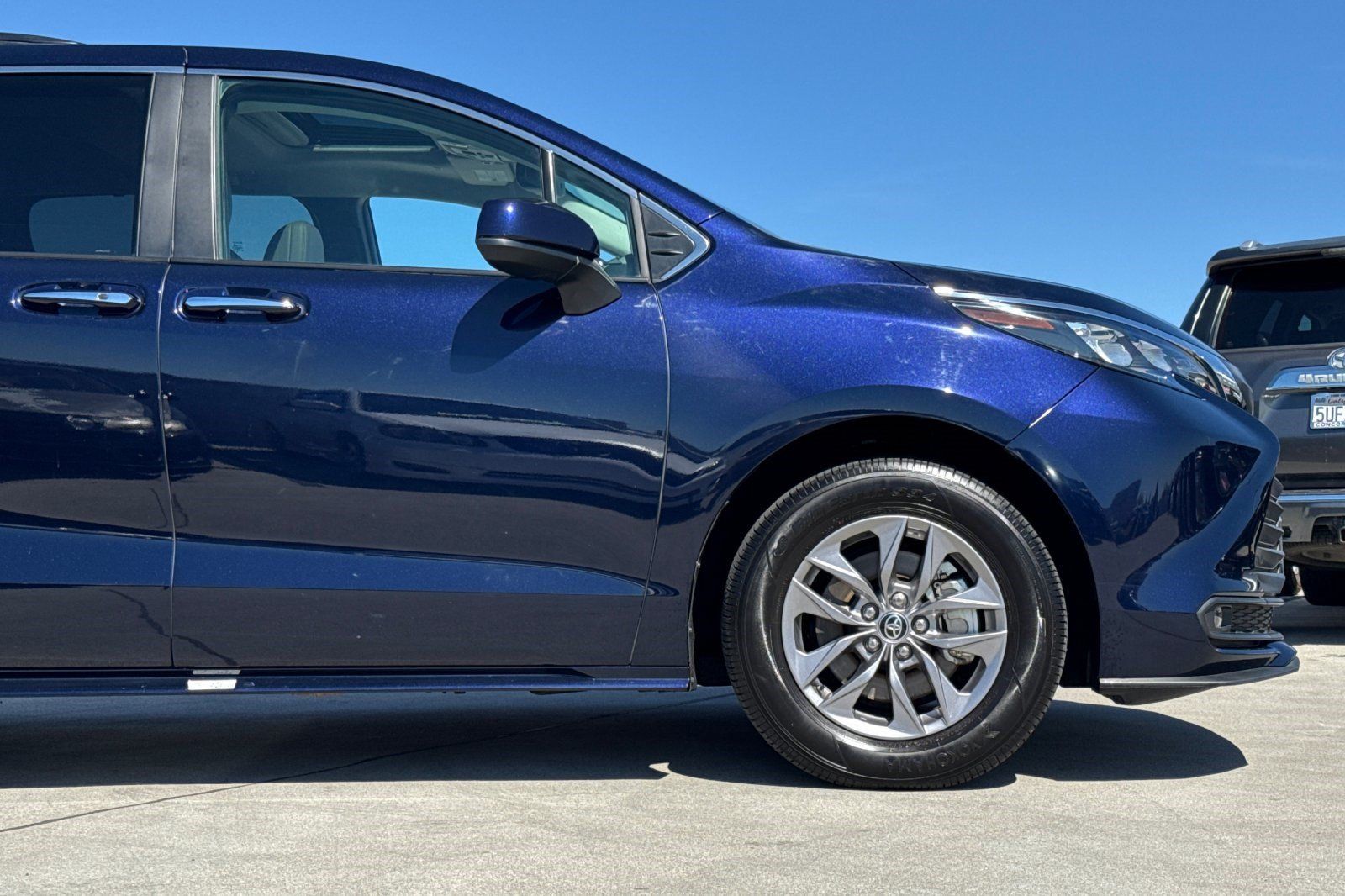 Used 2025 Toyota Sienna XLE FWD image 35