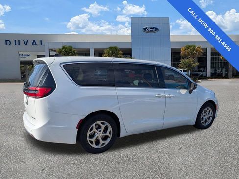 Used 2024 Chrysler Pacifica Limited FWD image 4