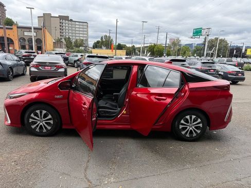 Used 2020 Toyota Prius Prime XLE FWD image 17