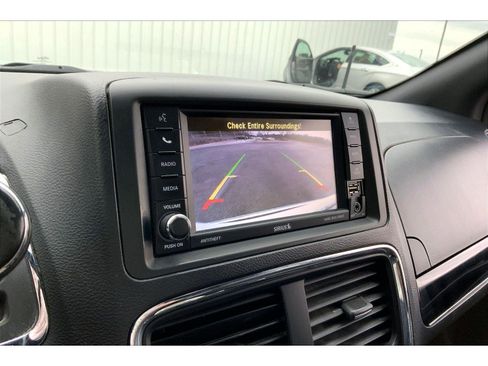 Used 2019 Dodge Grand Caravan SXT image 17