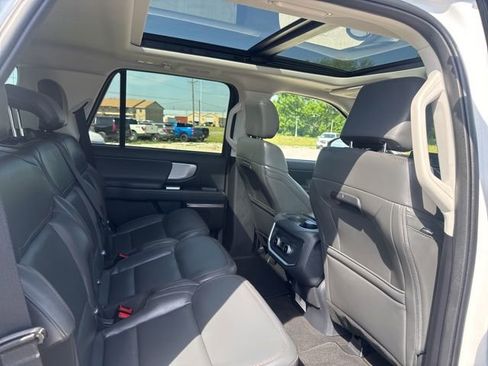 Used 2025 Ford Expedition Active AWD/4WD image 29