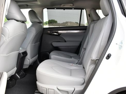 Used 2024 Toyota Highlander Limited FWD image 22