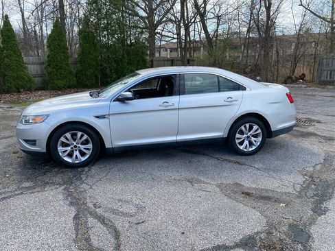 Used 2010 Ford Taurus SEL image 2