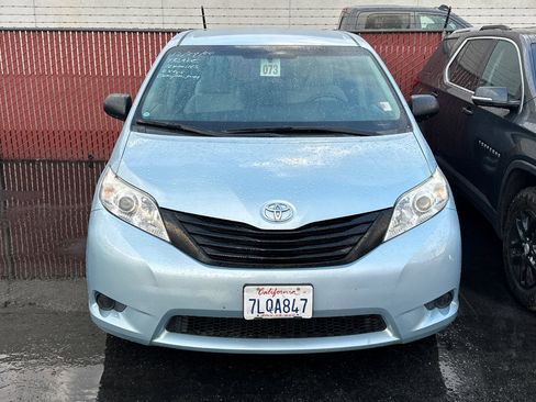 Used 2015 Toyota Sienna L image 5