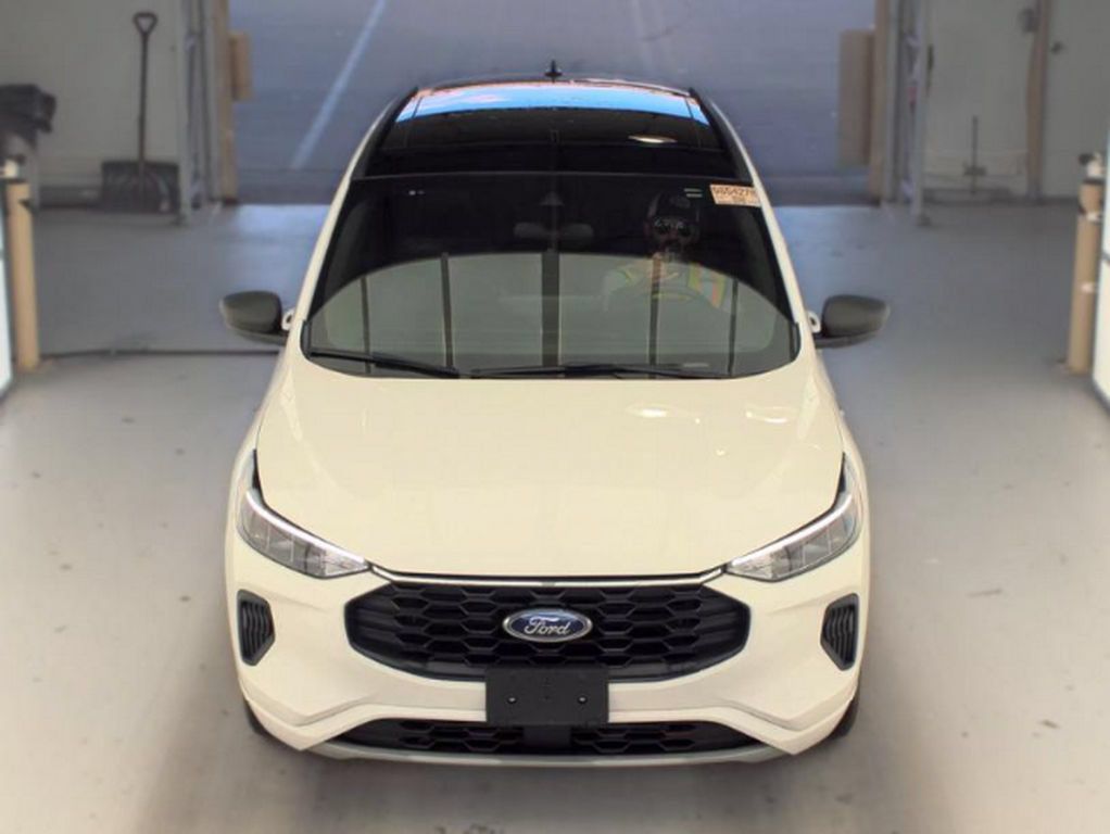 Used 2023 Ford Escape ST-Line w/ Tech Pack #1 AWD/4WD image 2