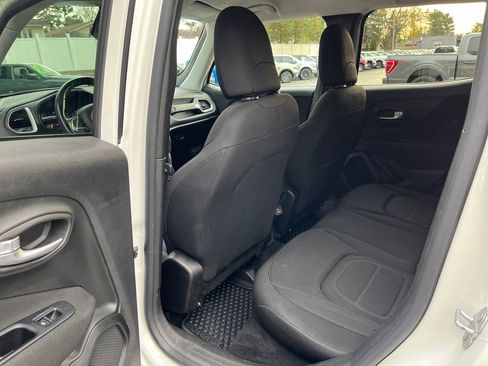 Used 2019 Jeep Renegade Latitude w/ Cold Weather Group image 10