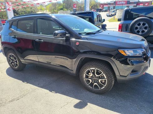 Used 2025 Jeep Compass Trailhawk image 5