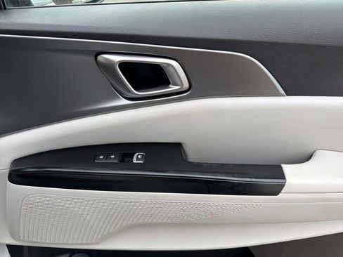 Used 2022 Kia Carnival LX image 26