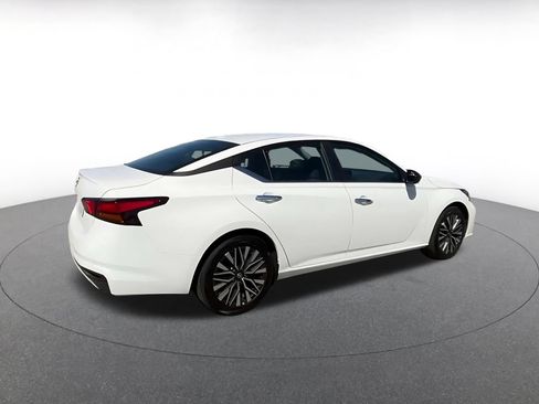 Used 2025 Nissan Altima 2.5 SV FWD image 14