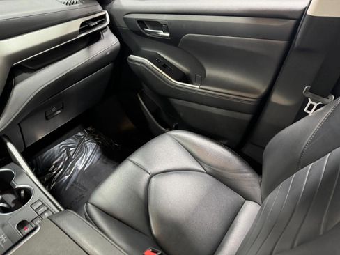 Used 2024 Toyota Highlander LE image 19