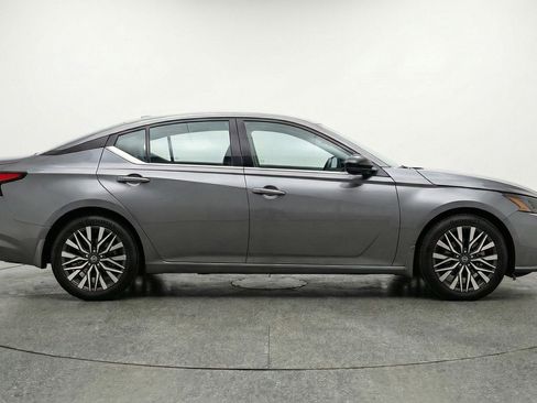 Used 2025 Nissan Altima 2.5 SV image 11