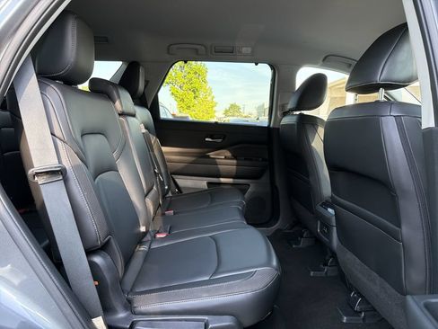 Used 2025 Nissan Pathfinder SL FWD image 18