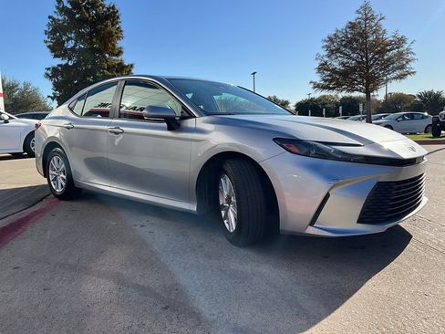 Used 2025 Toyota Camry LE image 5