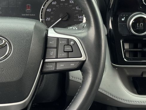 Used 2023 Toyota Highlander XLE FWD image 17
