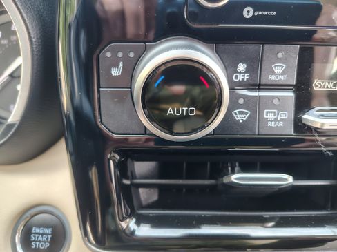 Used 2020 Toyota Highlander XLE AWD/4WD image 38